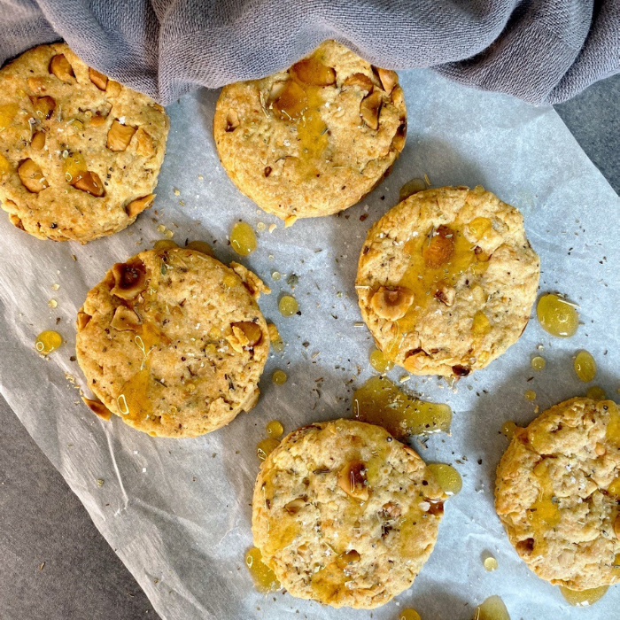 Biscuits apéritifs aux noisettes, herbes de Provence, parmesan et miel de forêt d'Anjou édition 100 ans