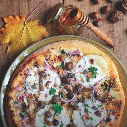 Pizza au chèvre, miel de châtaignier et fruits secs