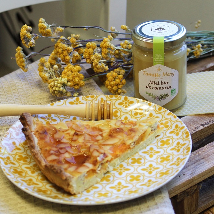 Tarte aux abricots, amandes et miel bio de romarin