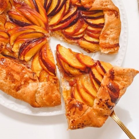 Tarte rustique pêches jaunes et miel de thym