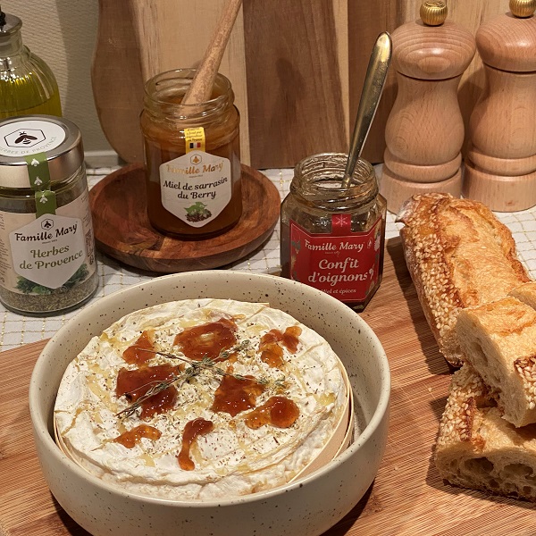 Camembert rôti au miel & confit d'oignons