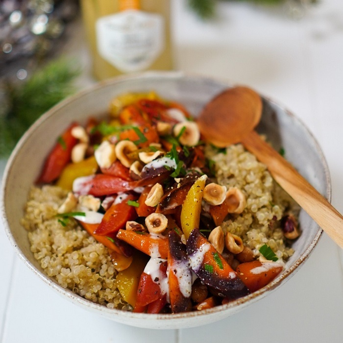 Carottes glacées au miel de Romarin, pois chiches, quinoa et sauce tahini