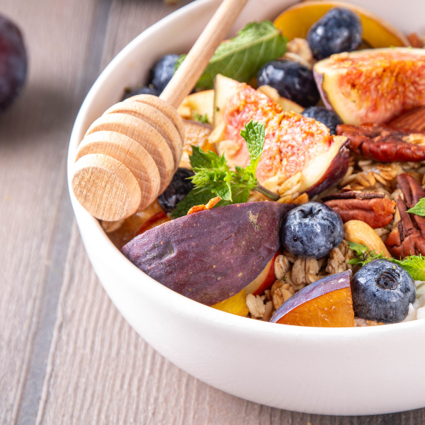 Granola bowl au miel d'acacia, myrtilles et figues