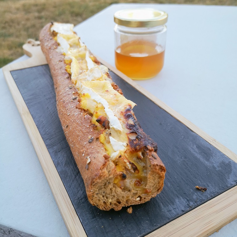 Baguette apéritive camembert et Miel de thym
